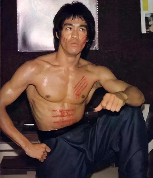 李小龍是功夫“一代宗師”，粵強(qiáng)陶瓷做瓷磚“一代宗師”